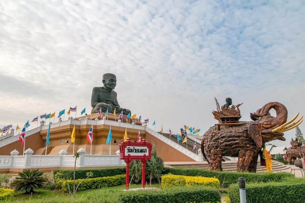 huay mong kon temple