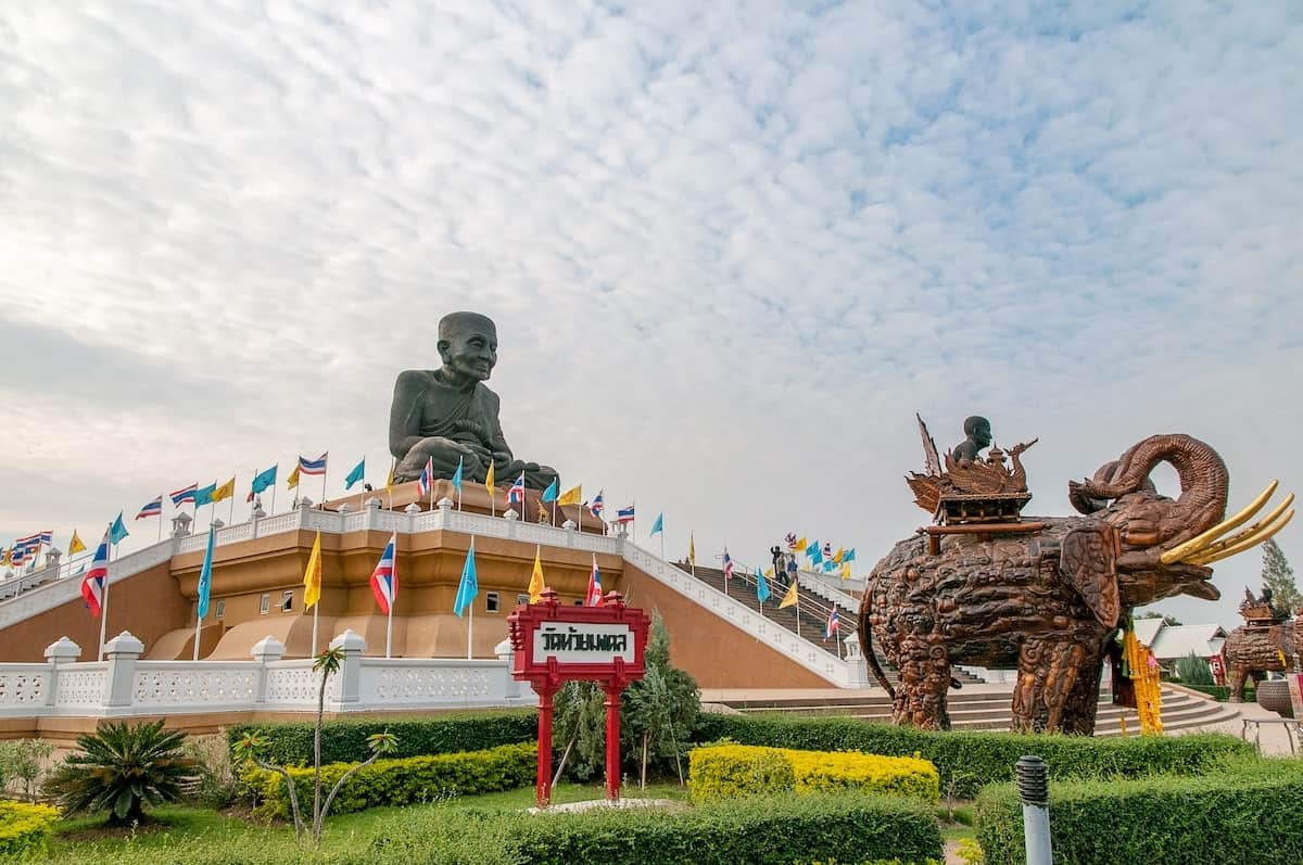 huay mong kon temple